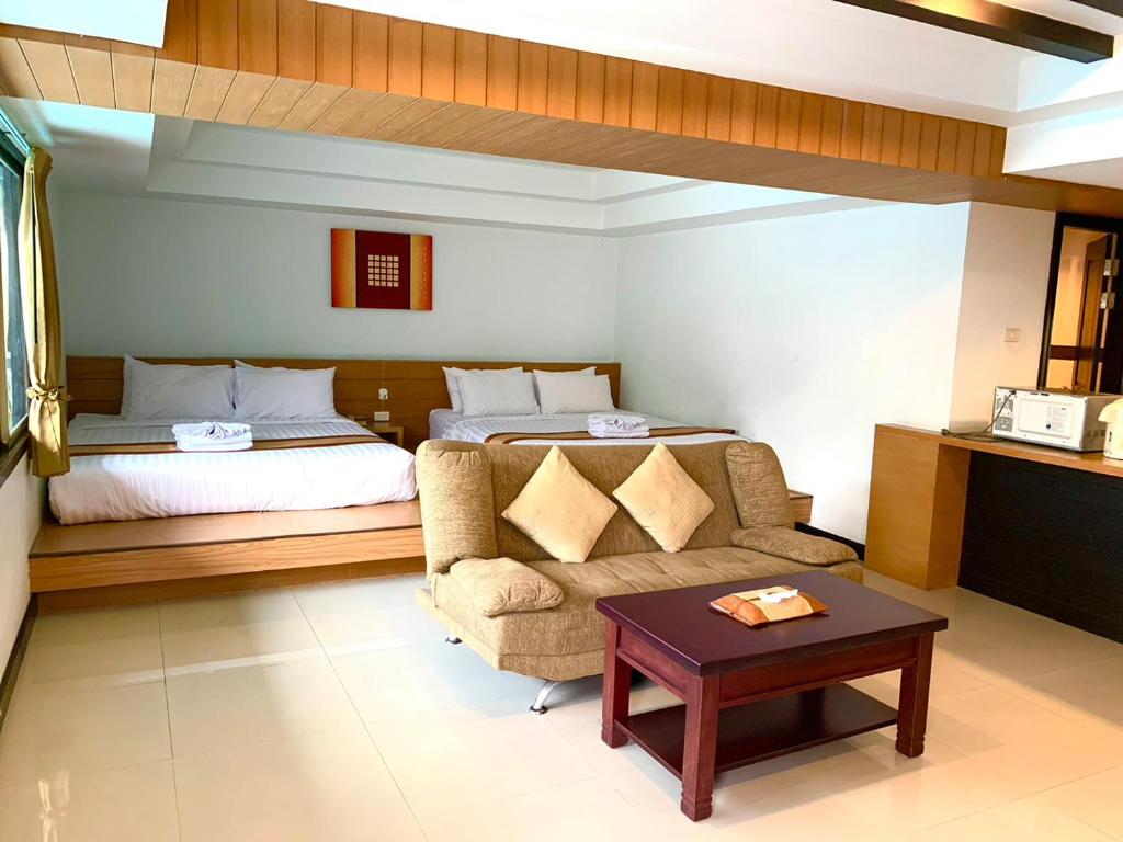 Postel nebo postele na pokoji v ubytování Tanawit Hotel Hua Hin