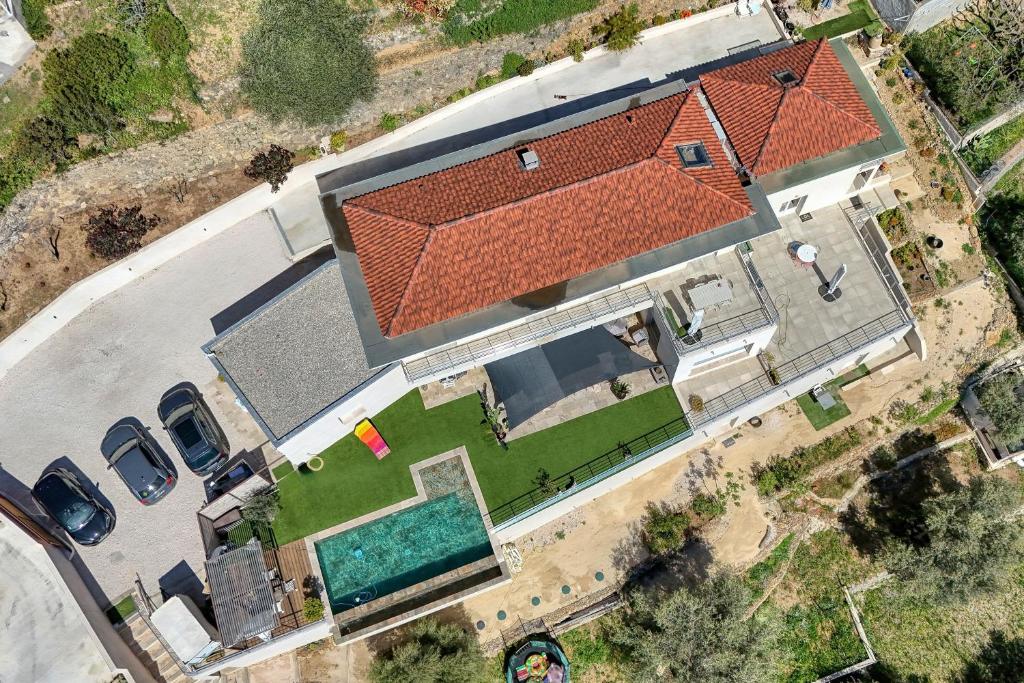- une vue sur le toit d'une grande maison dans l'établissement Superbe villa au calme avec vue, à Ollioules