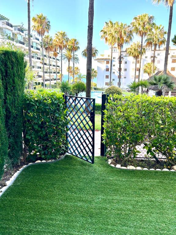 Zahrada ubytování MI CAPRICHO, Beachfront, Grownfloor, Private Garden & Terrace