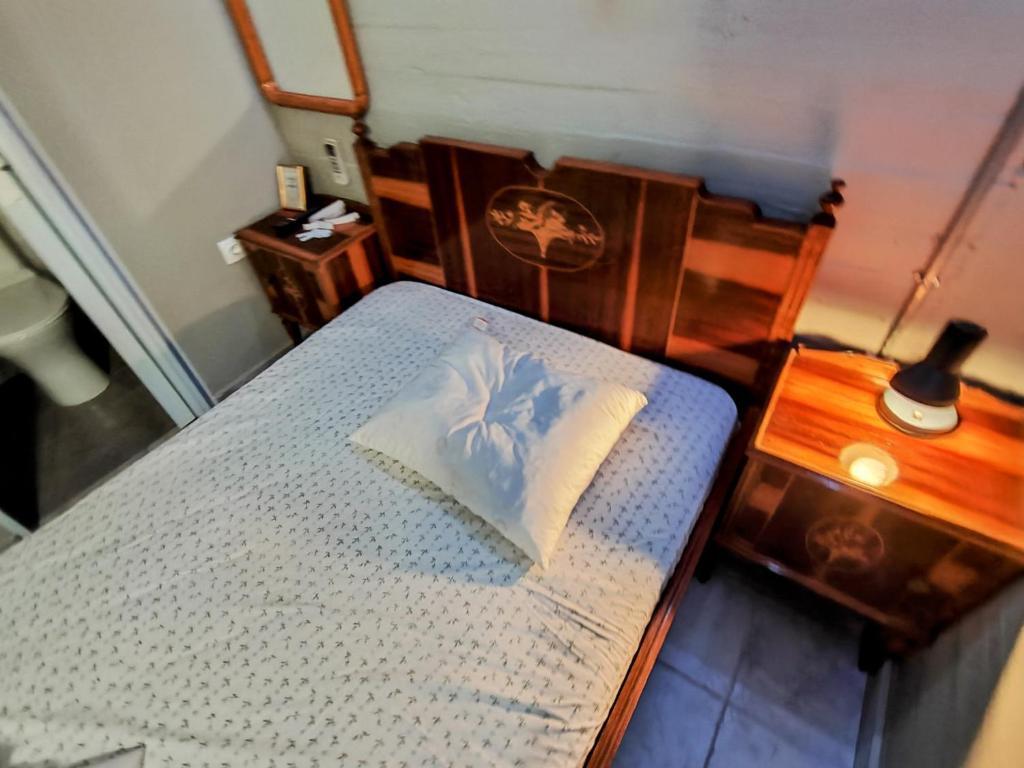 una camera da letto con un letto e un tavolo con una lampada di HOME LOW Ceiling Verga Sea View a Kalamáta