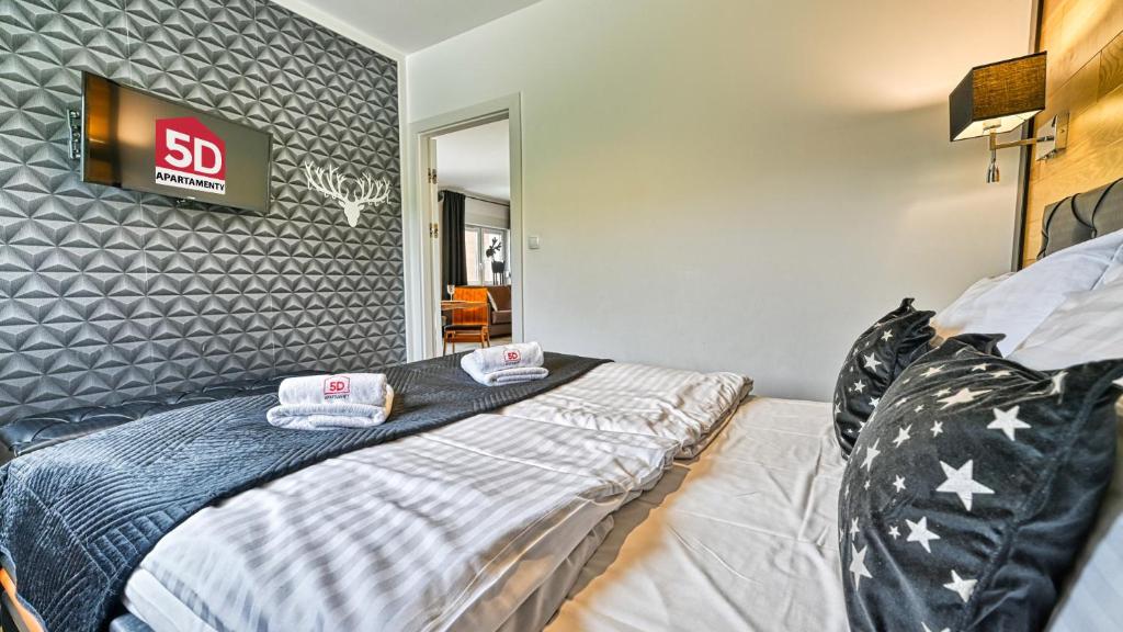 Posteľ alebo postele v izbe v ubytovaní Apartament Winnica Izerska - 5D Apartamenty