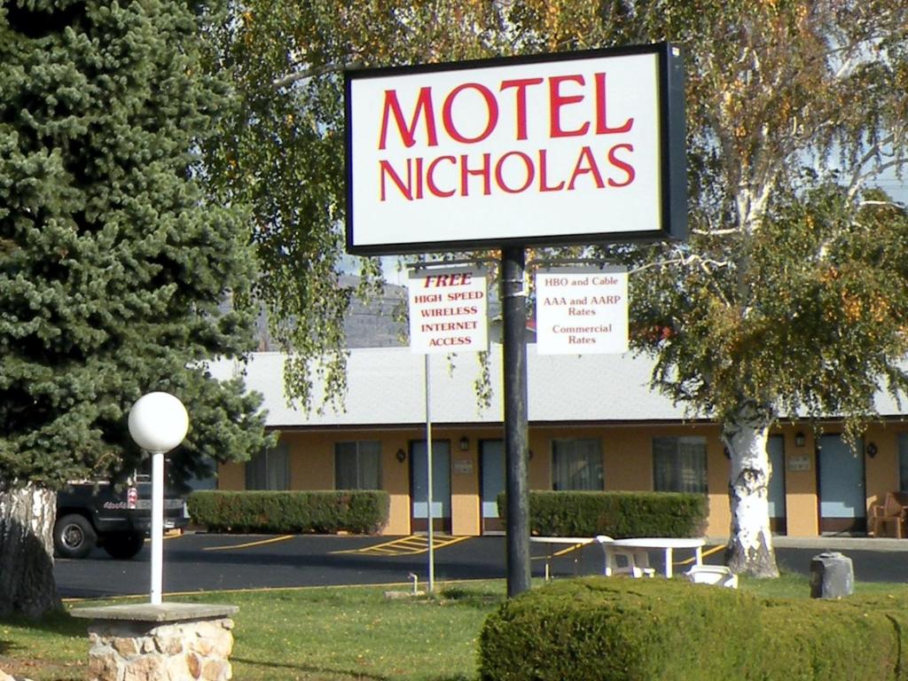 um sinal de motel em frente a um edifício em Motel Nicholas em Omak