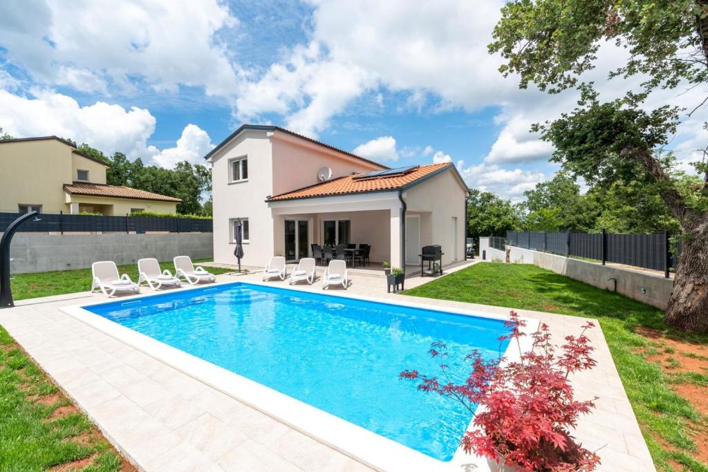 een zwembad in de achtertuin van een huis bij Villa Putina in Brajkovići