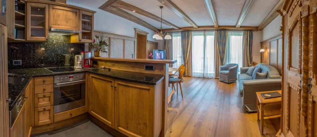 kuchnia z drewnianymi szafkami i salon w obiekcie Abanico Appartements w mieście Seefeld in Tirol