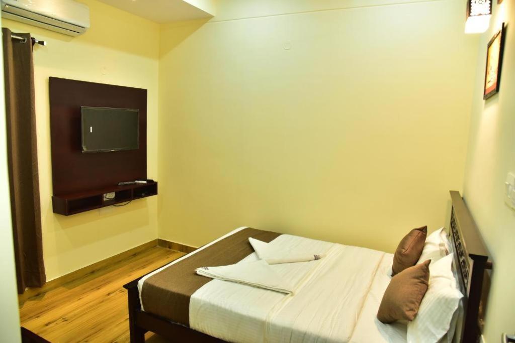TV a/nebo společenská místnost v ubytování SAK Royal Residency 2 kms from Mysore Palace