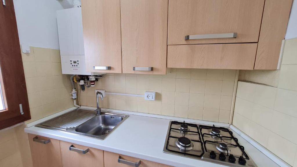 mała kuchnia ze zlewem i kuchenką w obiekcie Panorama Apartment Peschiera w mieście Peschiera del Garda
