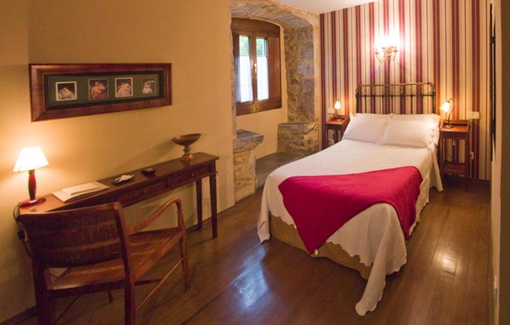 Een bed of bedden in een kamer bij Castillo De Valdés Salas