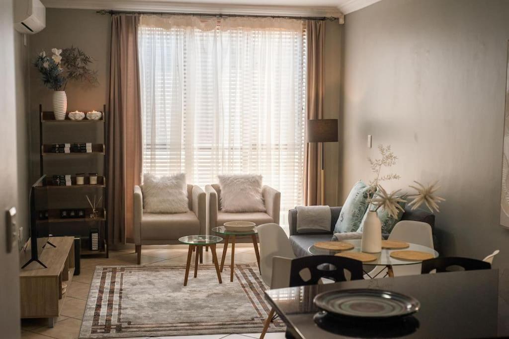 Posezení v ubytování Spacious 1 Bedroom Flat Church St Stellenbosch