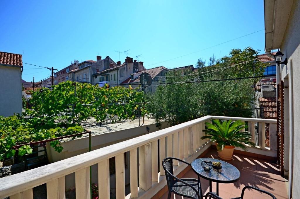 patio con mesa y sillas en el balcón en Apartment Diocletians Split Center en Split