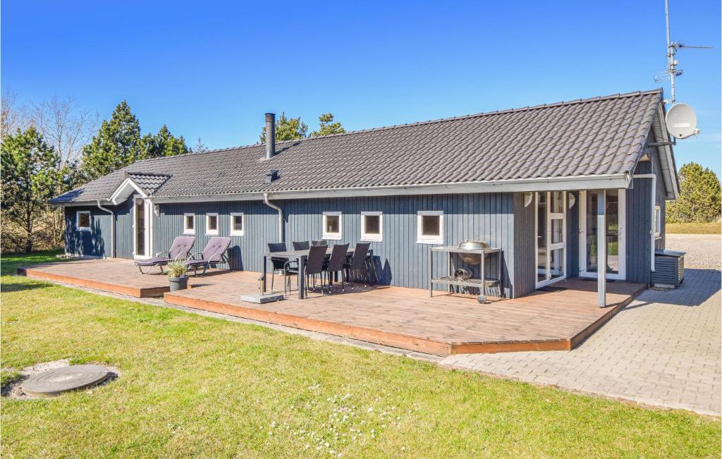 Casa con terraza, mesa y sillas en Holiday Home Hedetoftvej Blåvand Vi, en Blåvand