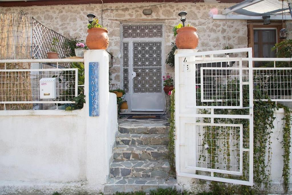 Zdjęcie z galerii obiektu Stone suite in the center of Corinth w mieście Kórinthos