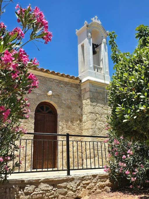 Fotografie z fotogalerie ubytování Tala Hills Sea View Apartment, Tala Village, Paphos v destinaci Tala