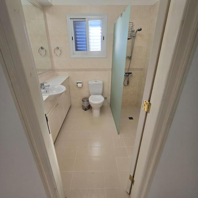 Koupelna v ubytování Tala Hills Sea View Apartment, Tala Village, Paphos