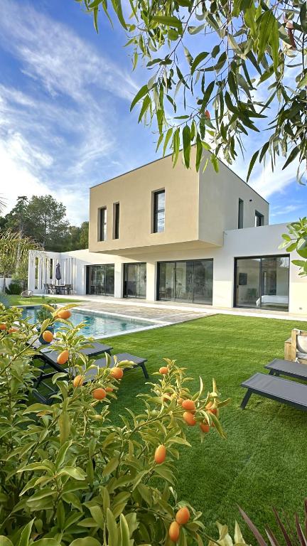une maison avec une cour et une piscine dans l'établissement VILLA BAYA - 800 m de la plage, au Cap d'Agde