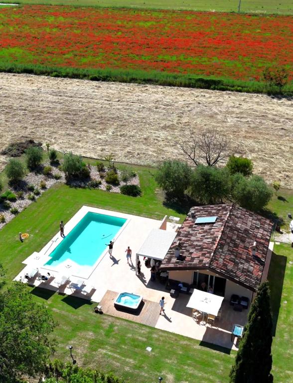 Luftaufnahme eines Hauses mit Swimmingpool in der Unterkunft Relais Villa Sofia in Calcinelli