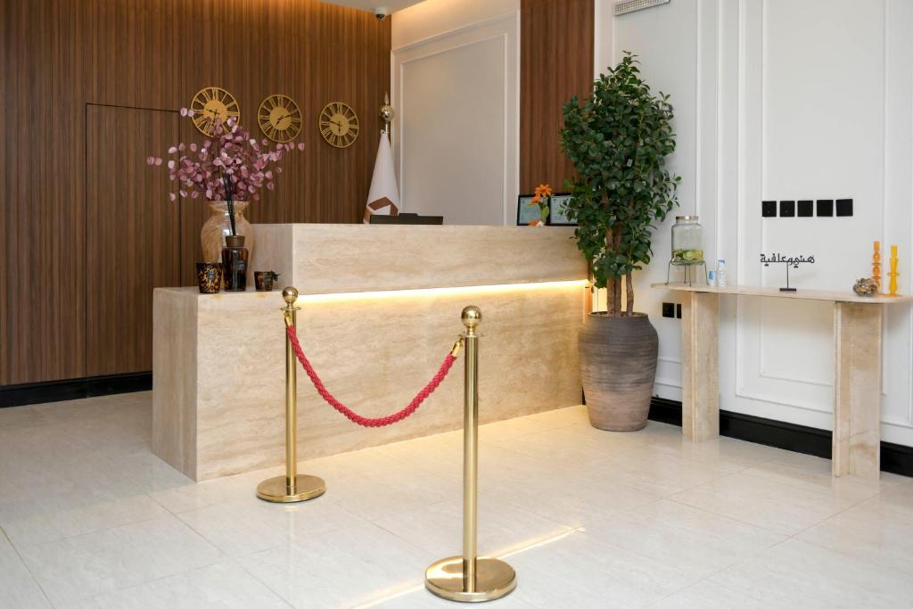 a lobby with a reception desk with a red rope at ارجان بارك القادسية in Riyadh