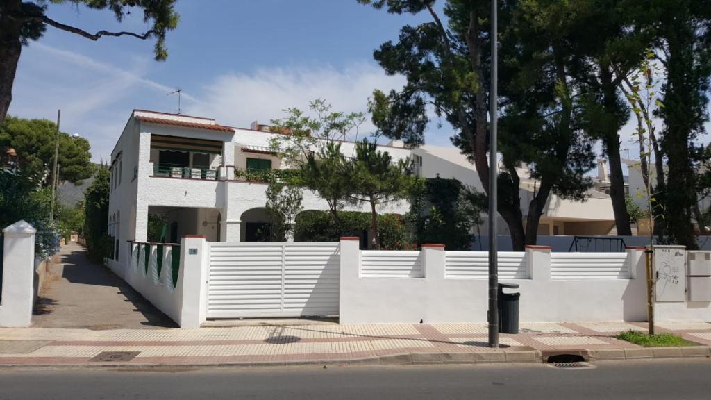 una cerca blanca frente a una casa blanca en Villa Feli 3, en Benicàssim