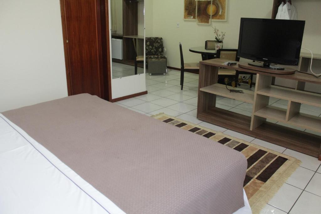 Uma televisão e/ou sistema de entretenimento em Hotel del Príncipe