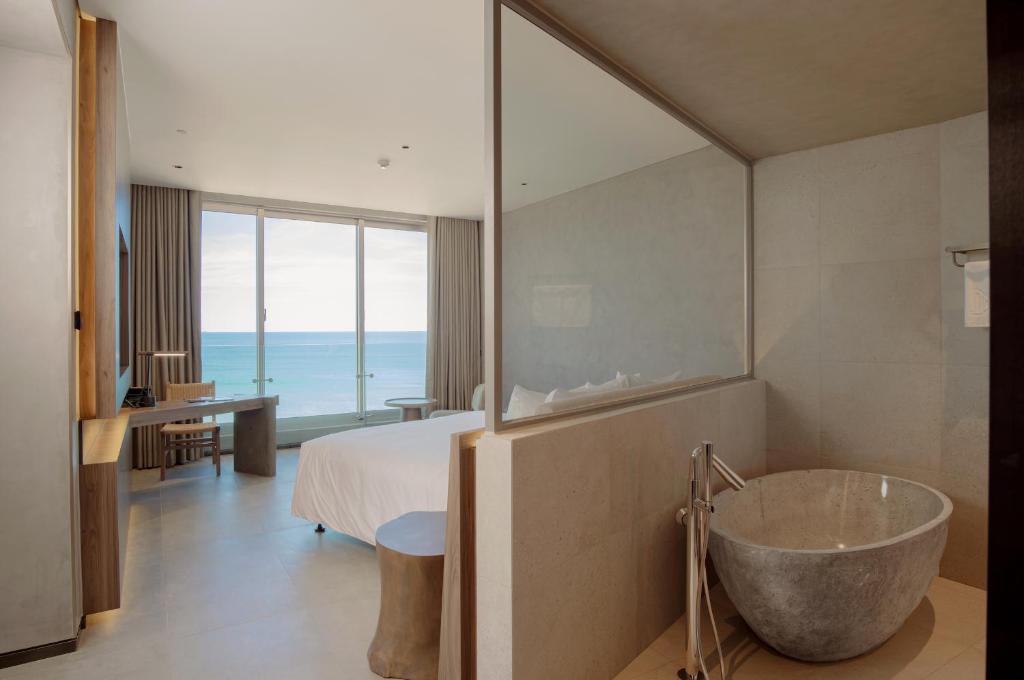 Phòng tắm tại M Hotel Danang