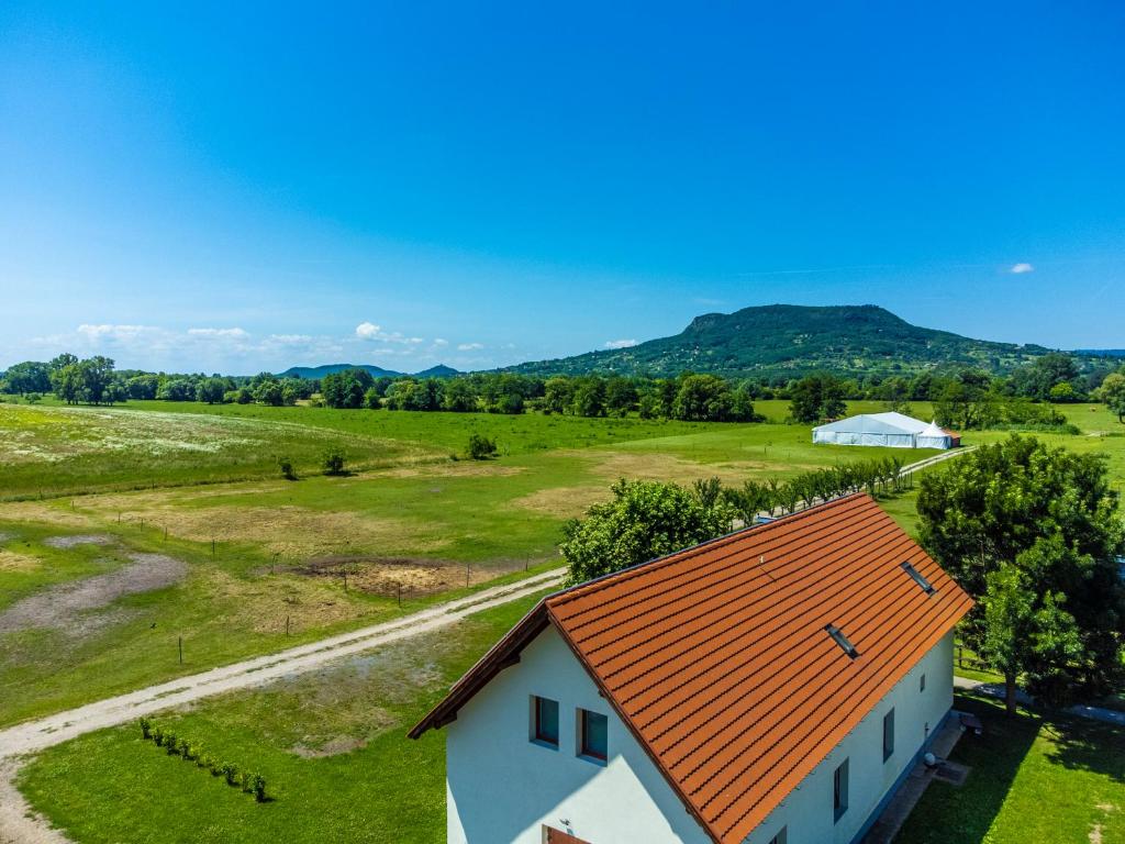 widok na dach domu z pomarańczowym dachem w obiekcie Gyulavezér Lovasbirodalma Vendégháza w mieście Gyulakeszi