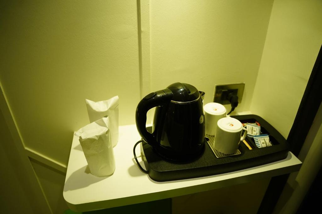 Příslušenství pro přípravu čaje a kávy v ubytování Hotel Sai Krishna