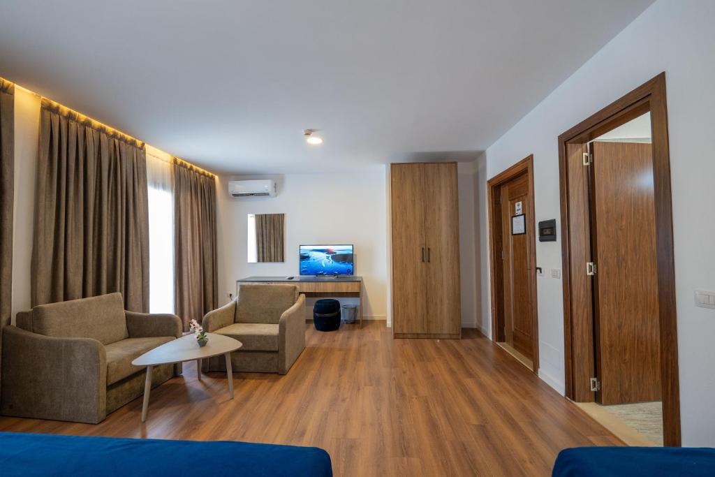 TV a/nebo společenská místnost v ubytování Acros Resort