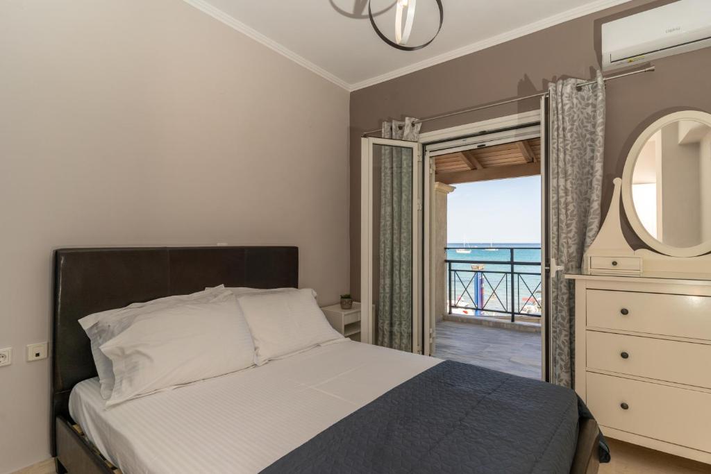 Postel nebo postele na pokoji v ubytování George Beachfront Apartments