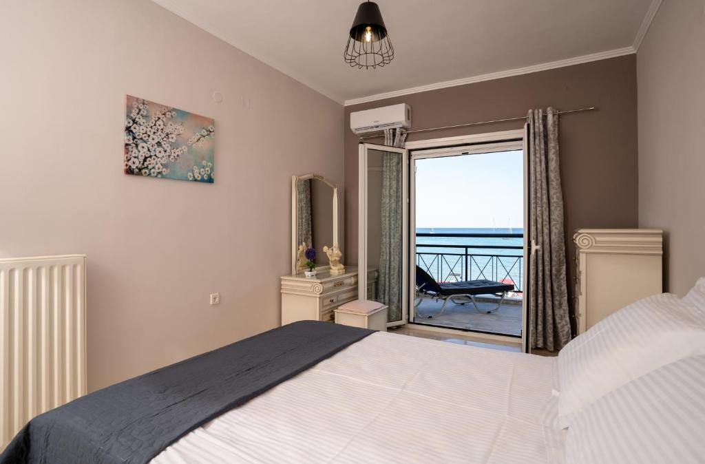 Postel nebo postele na pokoji v ubytování George Beachfront Apartments