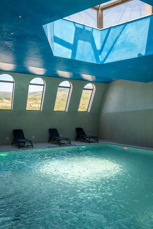 Bazén v ubytování Acros Resort nebo v jeho okolí