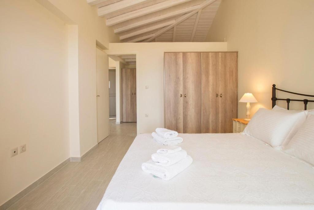 Postel nebo postele na pokoji v ubytování Poliana Estate Villas