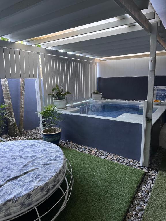 Bazén v ubytování Beachside 3 with Private heated plunge pool nebo v jeho okolí
