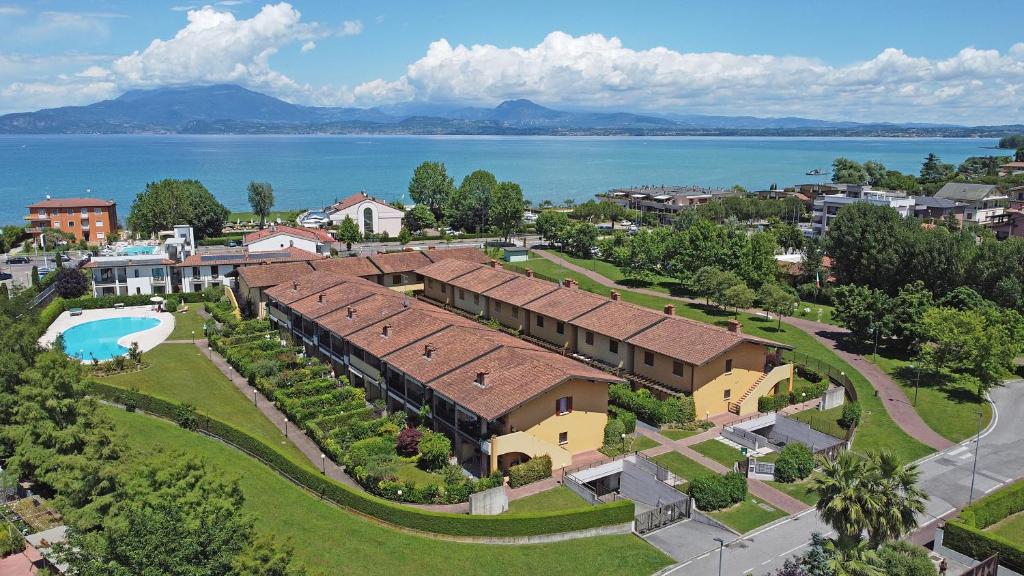 z góry widok na dom z basenem w obiekcie Il Canaletto A1 by Wonderful Italy w Sirmione