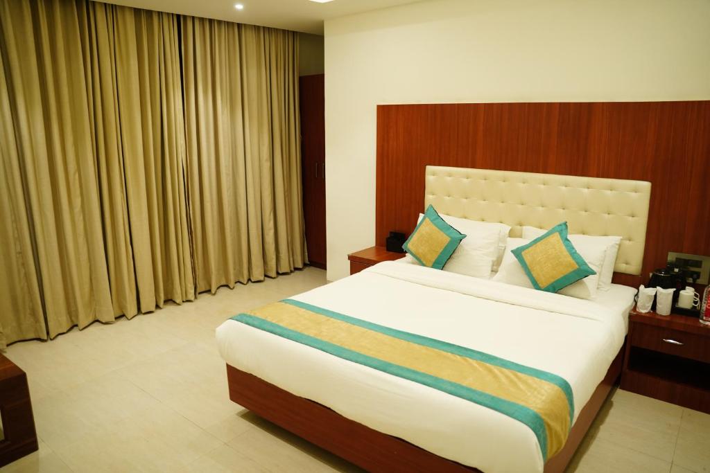 Postel nebo postele na pokoji v ubytování Hotel Sai Krishna