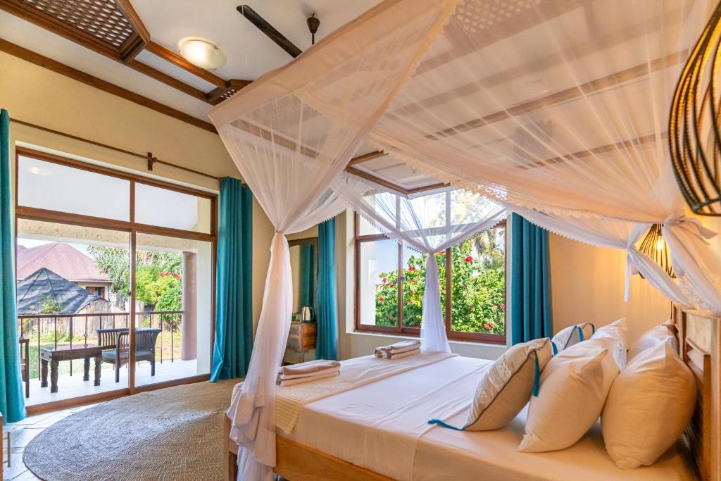 Postel nebo postele na pokoji v ubytování Marafiki Beach Hotel & SPA