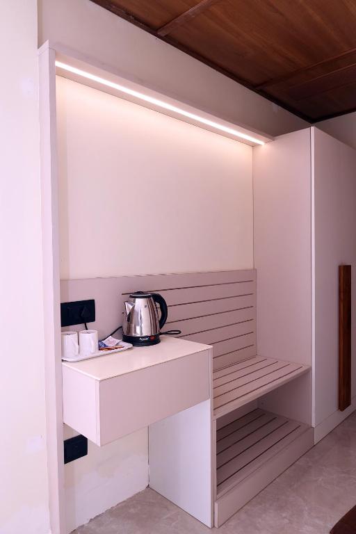 Příslušenství pro přípravu čaje a kávy v ubytování Hotel Surguru
