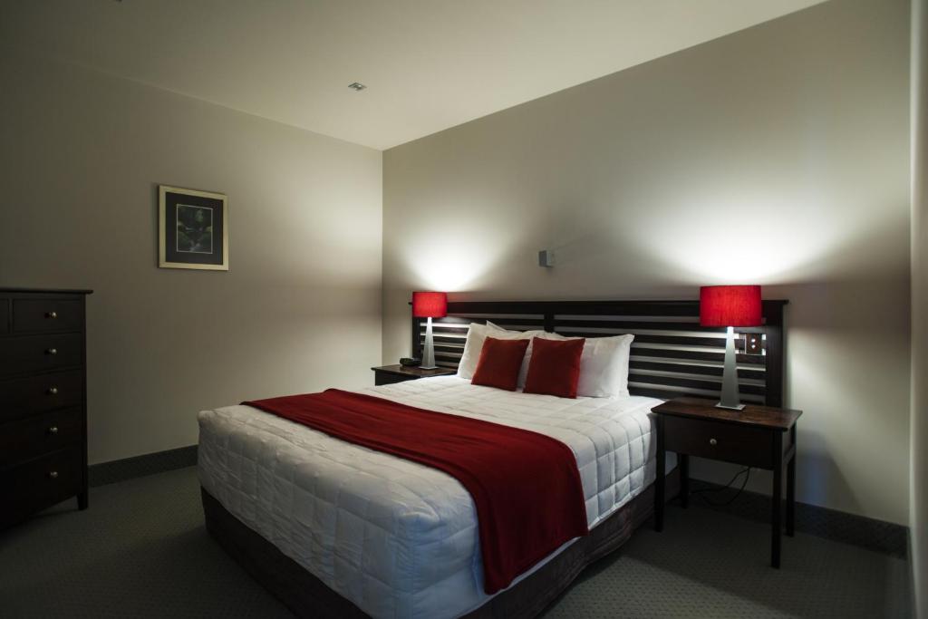 Postel nebo postele na pokoji v ubytování Emerald Hotel