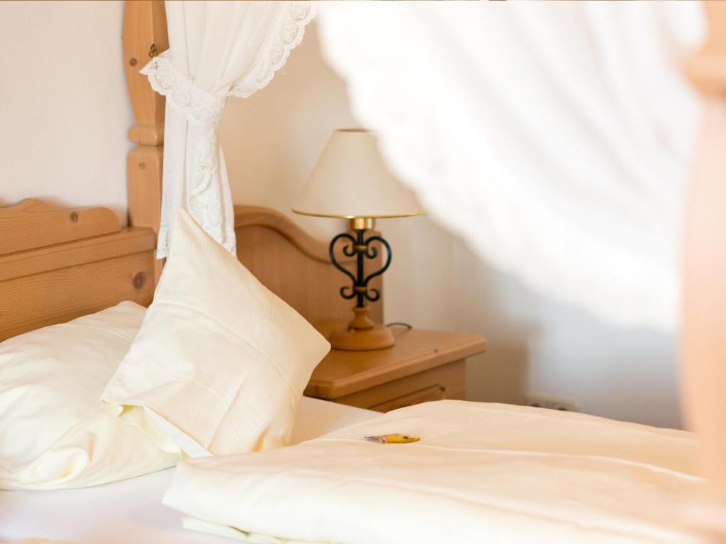 Postel nebo postele na pokoji v ubytování Hotel Lobmeyer