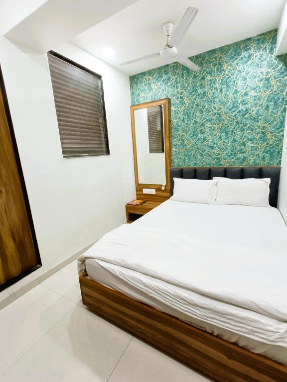 Postel nebo postele na pokoji v ubytování HOTEL TAPOVAN IN