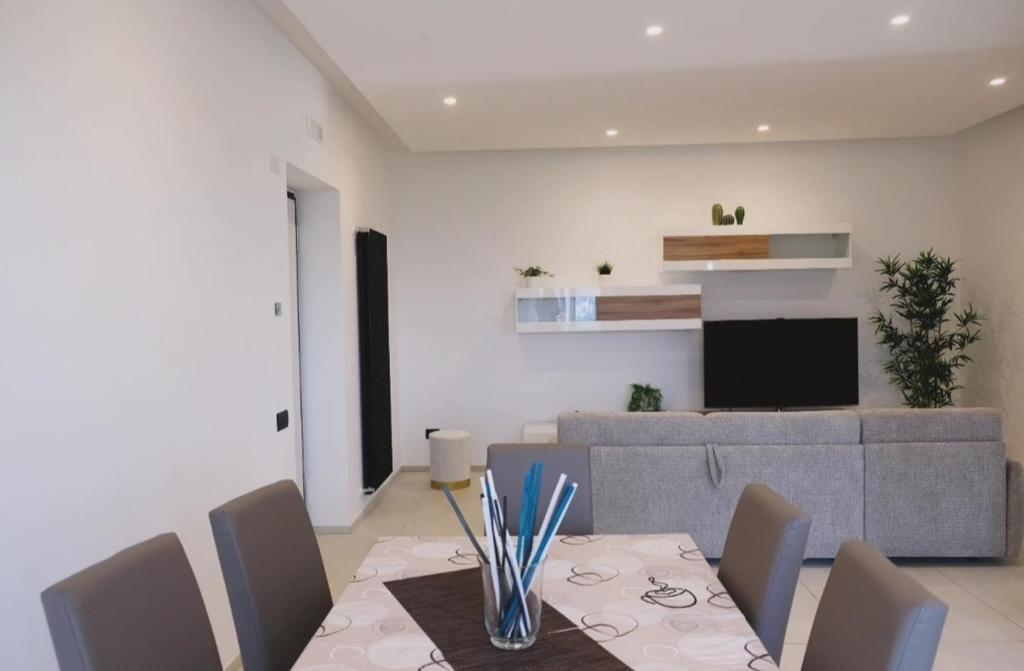 Un comedor con mesa y sillas en Casa Nuvola, en Vietri