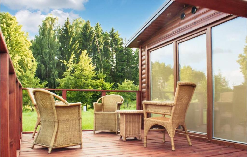 Vonkajšia záhrada v ubytovaní 2 Bedroom Stunning Home In Biskupiec