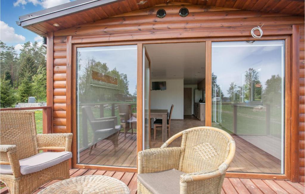 Patio alebo iná vonkajšia časť ubytovania 2 Bedroom Stunning Home In Biskupiec