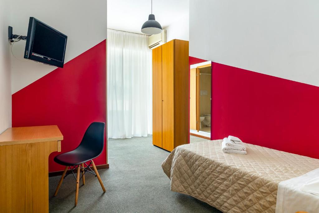 パヴィアにあるUniHo Hostelの赤い壁の部屋