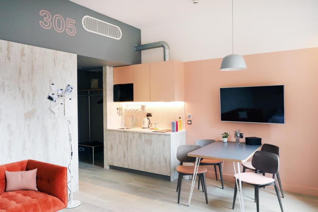 room2 Southampton Hometel - Resim 6