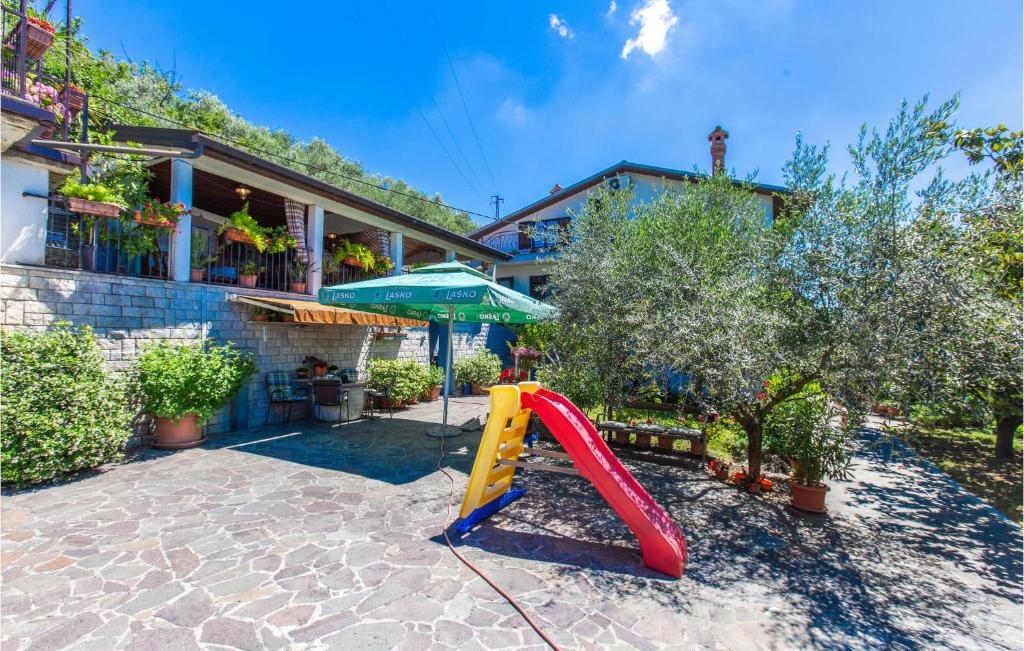 Ο χώρος παιχνιδιού για παιδιά στο 2 Bedroom Cozy Apartment In Secovlje