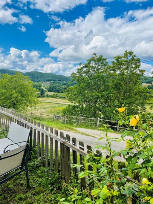 un banc assis sur une clôture à côté d'une route dans l'établissement Maison Les Écuries-Piscine-Castelnaud, à Castelnaud-la-Chapelle