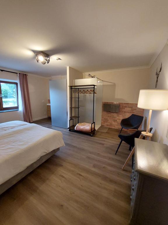 Postel nebo postele na pokoji v ubytování La Cour de Grandmenil