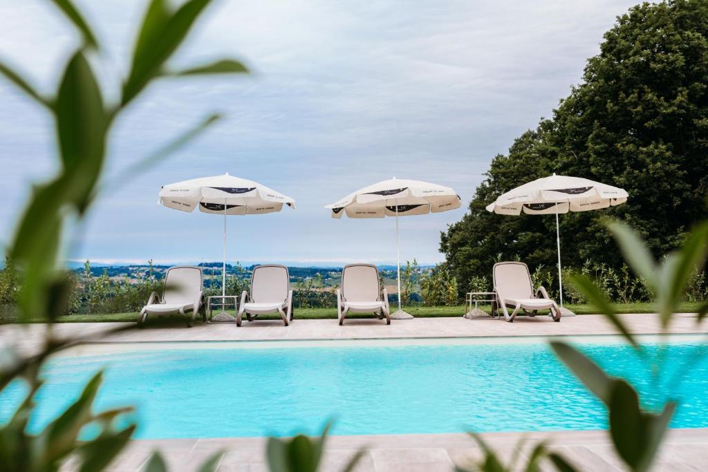 Bazén v ubytování Tourist Farm Apartments Lovrec nebo v jeho okolí