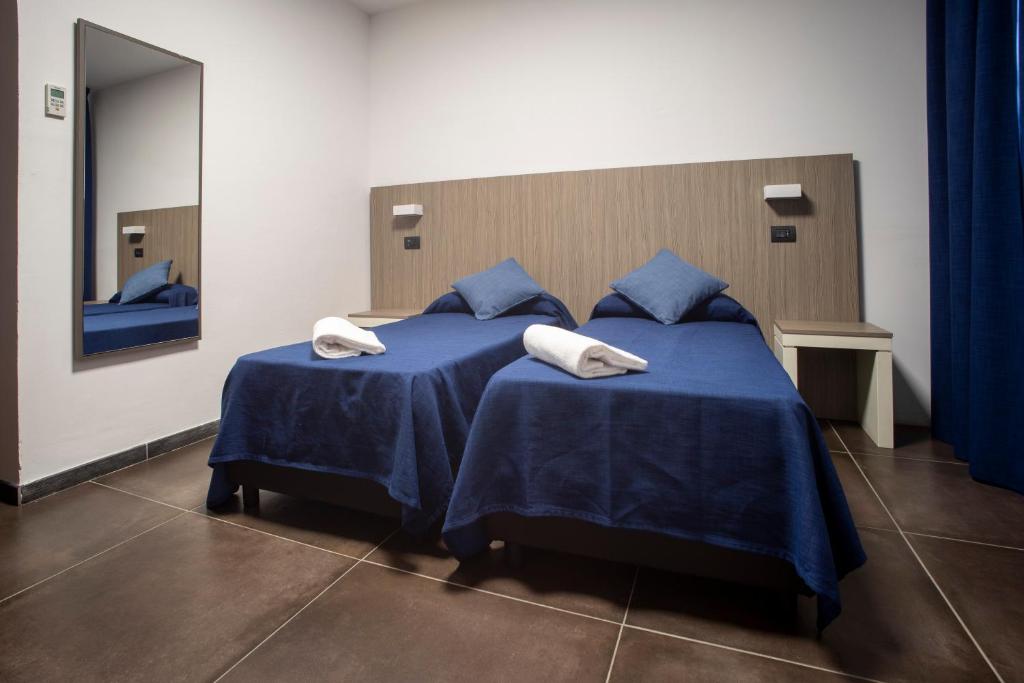 Posteľ alebo postele v izbe v ubytovaní Tiby Hotel