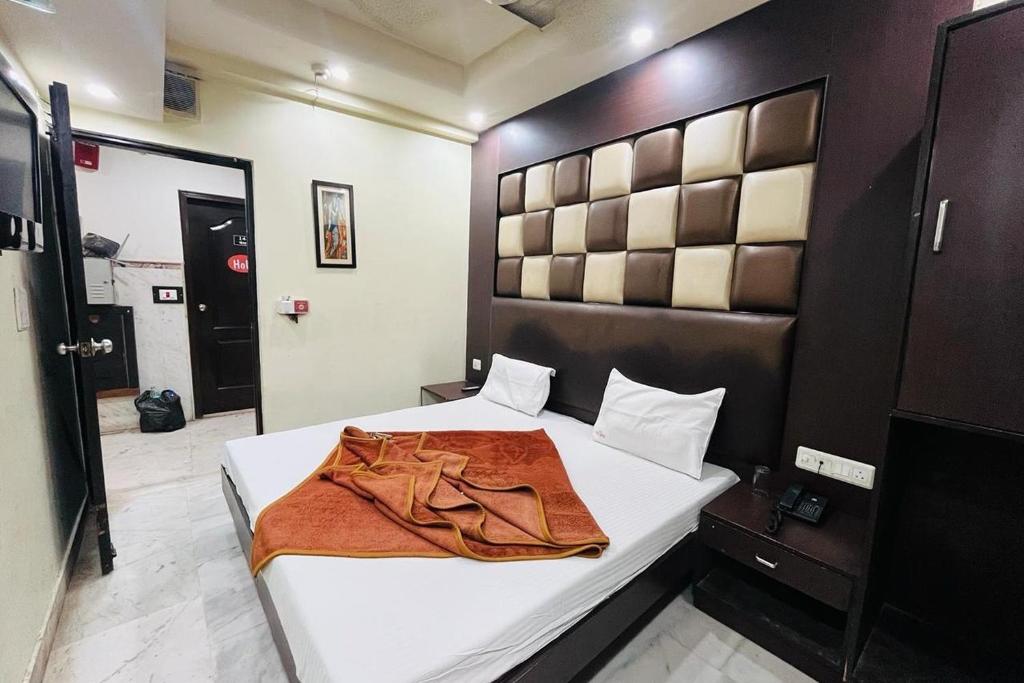 Postel nebo postele na pokoji v ubytování Hotel Spot Inn Paharganj Near New Delhi Railway Station
