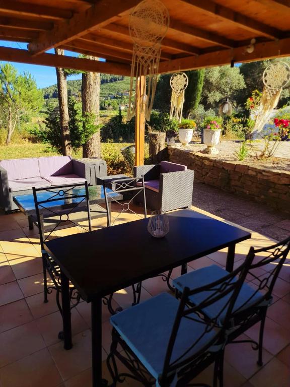 Patio alebo iná vonkajšia časť ubytovania Logement La Belle Provence